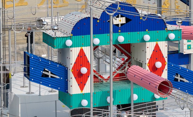 Разиграна инсталација трансформира плоштад во Кина