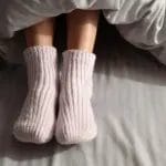 Дали вашите стапала се постојано ладни, а циркулацијата е лоша? Решението не се само волнени чорапи, туку и една намирница од вашата кујна