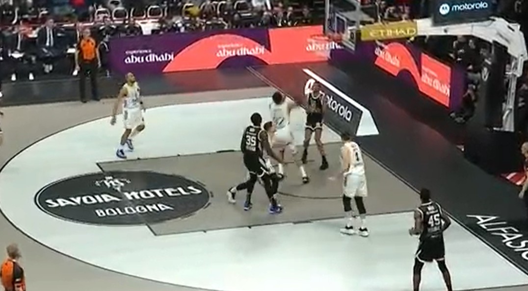 Баш се посрамоти: Кошаркар во Евролигата се обиде да асистира како аматер! (ВИДЕО)