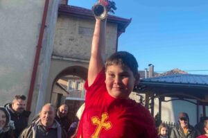 Дамјан Стефановски најсреќен по фаќањето на светиот крст во Дебар