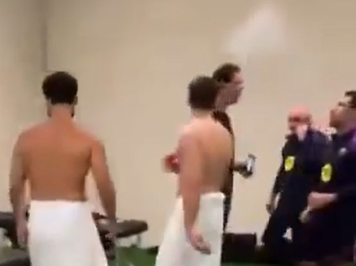 Војчех Шчесни во соблекувална ко Милко Ѓуровски