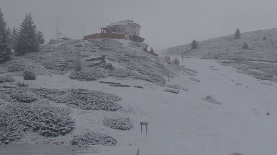 Најмногу снег и најстудено на Попова Шапка