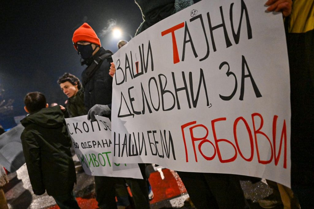 (Видео/Фото) Граѓани на протест: „Жолт картон за Усје и МЖСПП!“