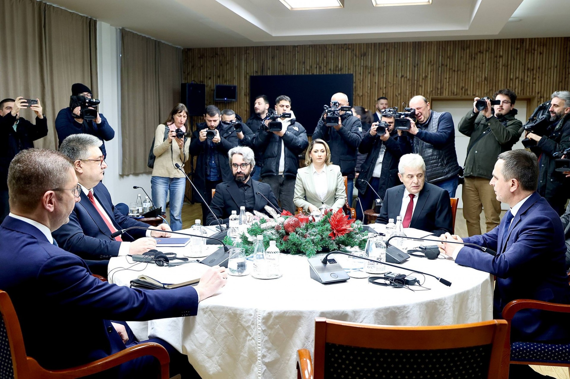 ФАКТОР НА ДЕНОТ: На лидерската средба е постигната согласност за укинување на техничката влада за следните или за изборите потоа