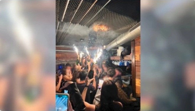 (видео) ТАКА ПОЧНАЛА ТРАГЕДИЈАТА: Снимки од моментот кога искри од пиротехниката го палат сунѓерот на таванот во Кран-Монтана