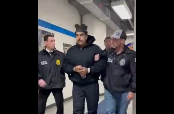 ВИДЕО| Агентите го донесоа Николас Мадуро до ќелијата, тој им ја честиташе Новата година