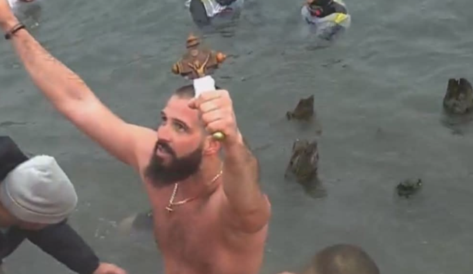 Мартин Гоџо го фати Чесниот крст на Охридското Езеро