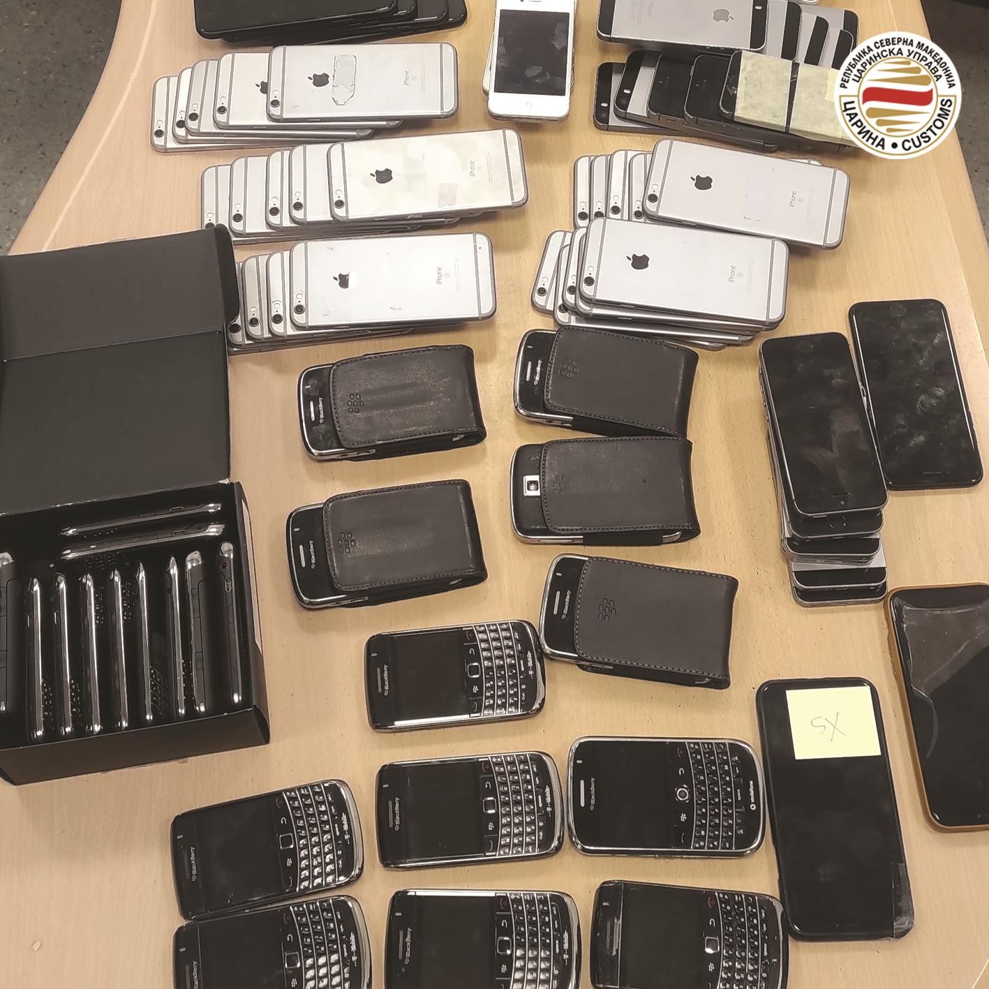 Од ајфони до маслиново масло: Царината заплени шверц вреден над 1,2 милиони денари