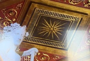 (ФОТО) CHAT GPT за зумираниот детал: „Кажи ми чиј симбол е ова сонце” –  „Потекло: античка Македонија“