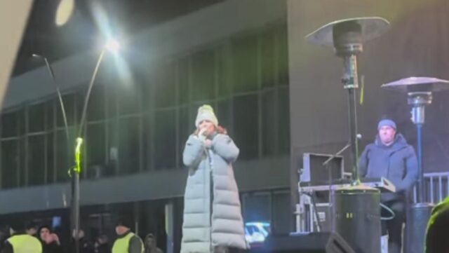 ️Српска пејачка гаѓана со топки снег во Чачак поради хонорар од 40 илјади евра