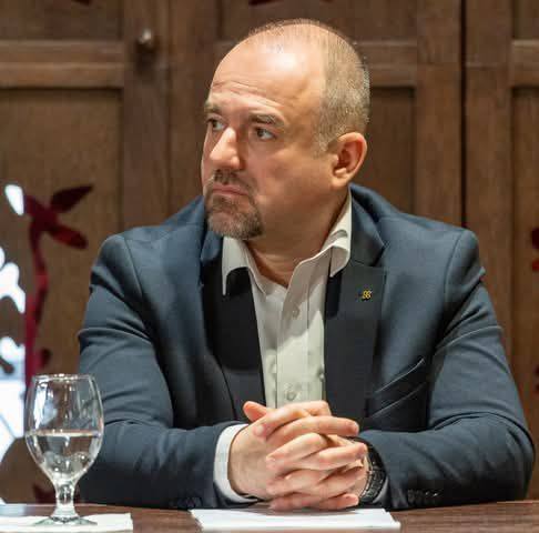 КОЛУМНА НА ЈОРДАНОСКИ: Од „јазикот на мнозинската заедница“ до „достапниот јазик“, само не македонски!