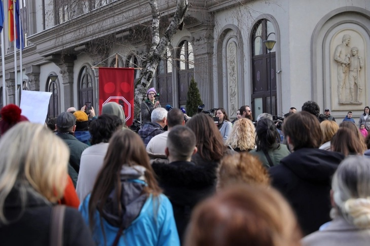 Скопјани имаат право на здравје и живот – порака од протестот „Стоп за Усје“ пред Министертвото за животна средина