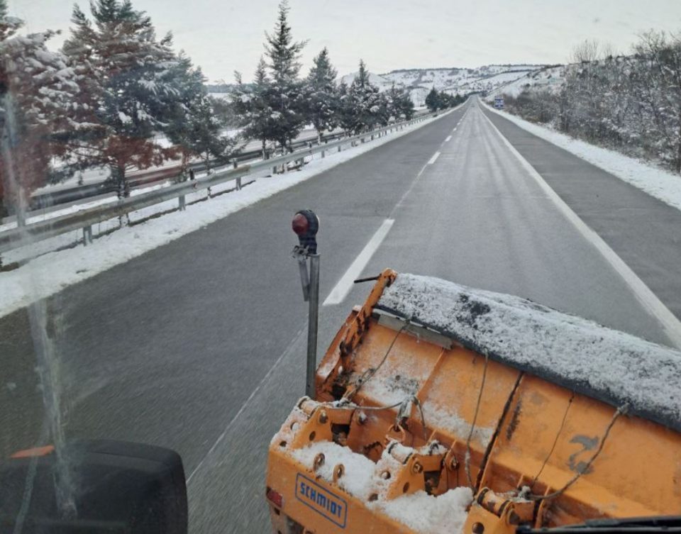 Слаб снег во одредени делови во земјата, но не се задржува на коловозот