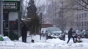 Снежните бури и студот однесоа најмалку 85 животи во САД