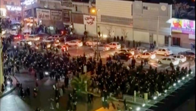 ИРАН НАЈАВИ ДЕКА ЌЕ ГИ ЗАДУШИ ПРОТЕСТИТЕ И ГИ ОБВИНИ ДЕМОНСТРАНТИТЕ ДЕКА ГИ УНИШТУВААТ УЛИЦИТЕ ЗА ДА МУ УГОДАТ НА ТРАМП