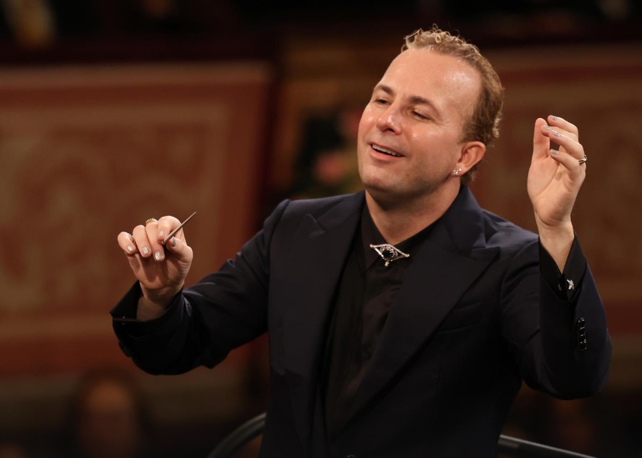 НОВИОТ ДИРИГЕНТ СЕГИН ГО СМЕНИ КОНЦЕПТОТ НА ВИЕНСКИОТ НОВОГОДИШЕН КОНЦЕРТ И ЈА ВООДУШЕВИ ПУБЛИКАТА