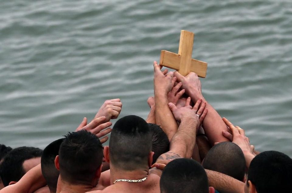 Две лица завршија во болница, влегле на Водици во вода и почнале да се дават!