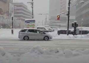 (ВИДЕО) Најмалку седумина загинат во зимската бура во САД, речиси милион домови се без струја