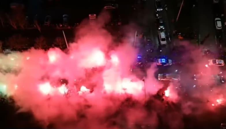 Навивачи на ПАОК го „запалија“ Солун во чест на седуммината кои загинаа во Романија (ВИДЕО)