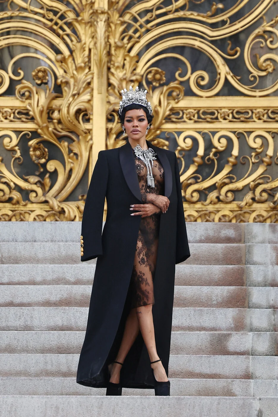 Тејана Тејлор прошета во „гол“ фустан во Париз: Изгледот го надополни со огромна тиара