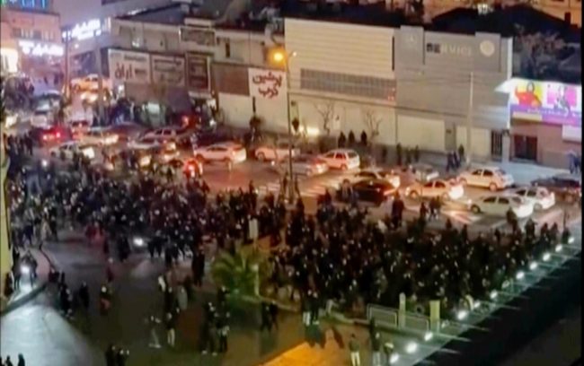 ТРАМП РАЗГЛЕДУВА ОПЦИИ ПРОТИВ ИРАН И НЕ ИСКЛУЧУВА ВОЕНА АКЦИЈА ЗА ДА ПОТТИКНЕ НОВИ ПРОТЕСТИ ВО ЗЕМЈАТА