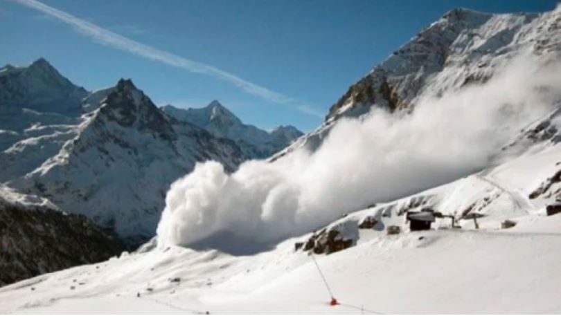 Најмалку двајца загинаа во лавини во Италија