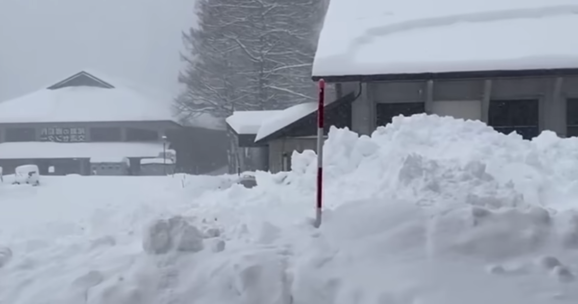 (ВИДЕО) Ова е градот каде што снежните наноси понекогаш се повисоки од куќите