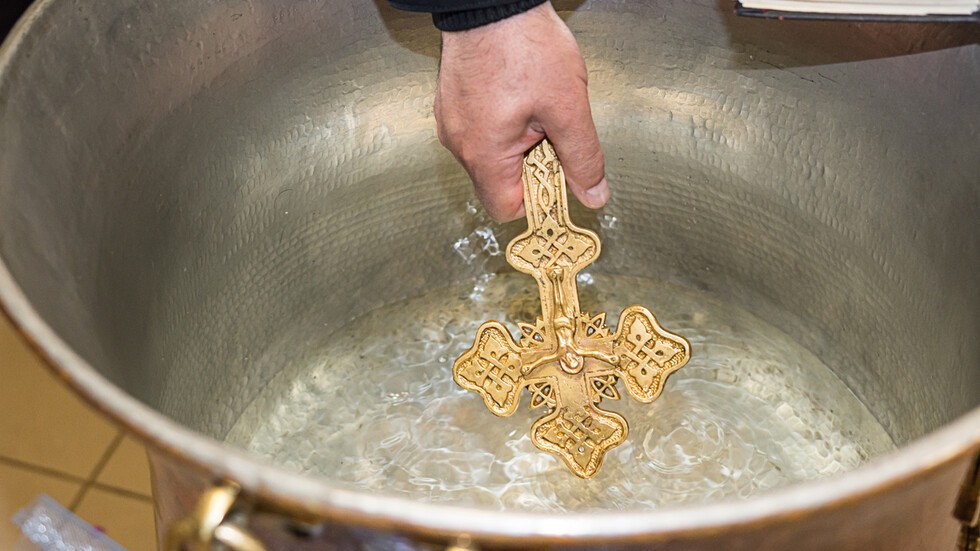 Ако светата вода за брзо време се мувлоса, тоа може да укажува на присуство на несвети сили, открива отец Предраг Поповиќ