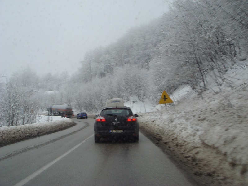 Непречен сообраќај низ државата по влажни коловози, слаб снег на Попова Шапка и Ѓавато