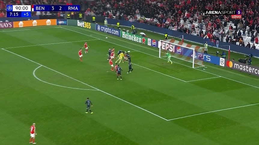 Голманот на Бенфика во 90+8 минута му даде гол на Реал Мадрид (Видео)