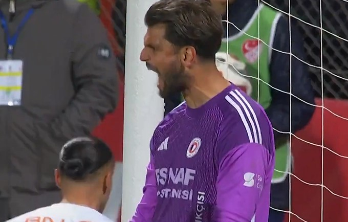 Третолигаш му фати пенал на Икарди и тоа два пати по ред