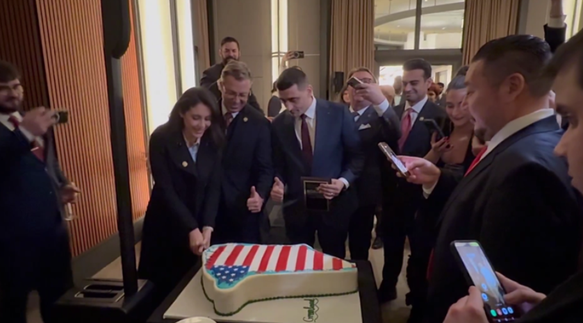 (ВИДЕО) Републиканците сечеа торта во облик на Гренланд покриена со американско знаме