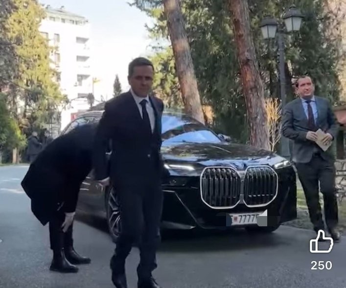 Касами на лидерска дојде со луксузен автомобил, тој објасни чие е возилото