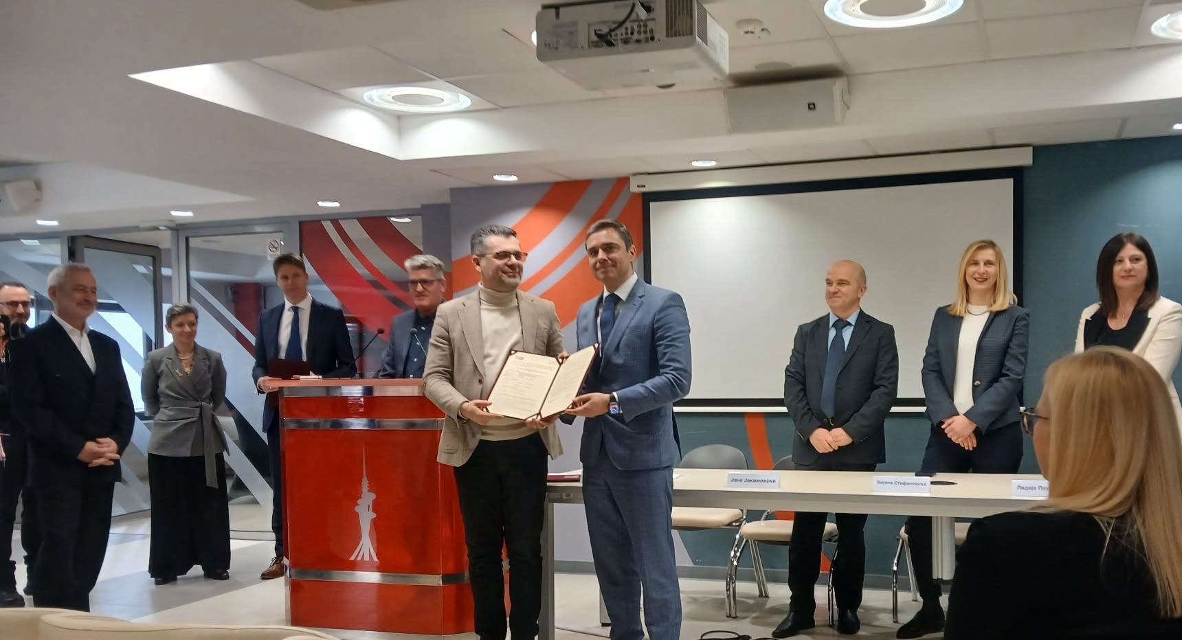 ОНЕ Македонија телекомуникации ја доби дозволата за работа како трет мрежен мобилен оператор, ќе им плаќа на конкурентите за мрежата додека изгради своја