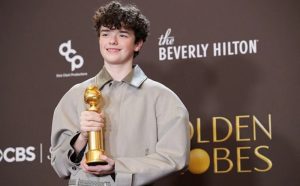 (ВИДЕО) За серијата „Адолесценција“ – Овен Купер стана најмладиот добитник на Златен глобус во категоријата споредна машка улога