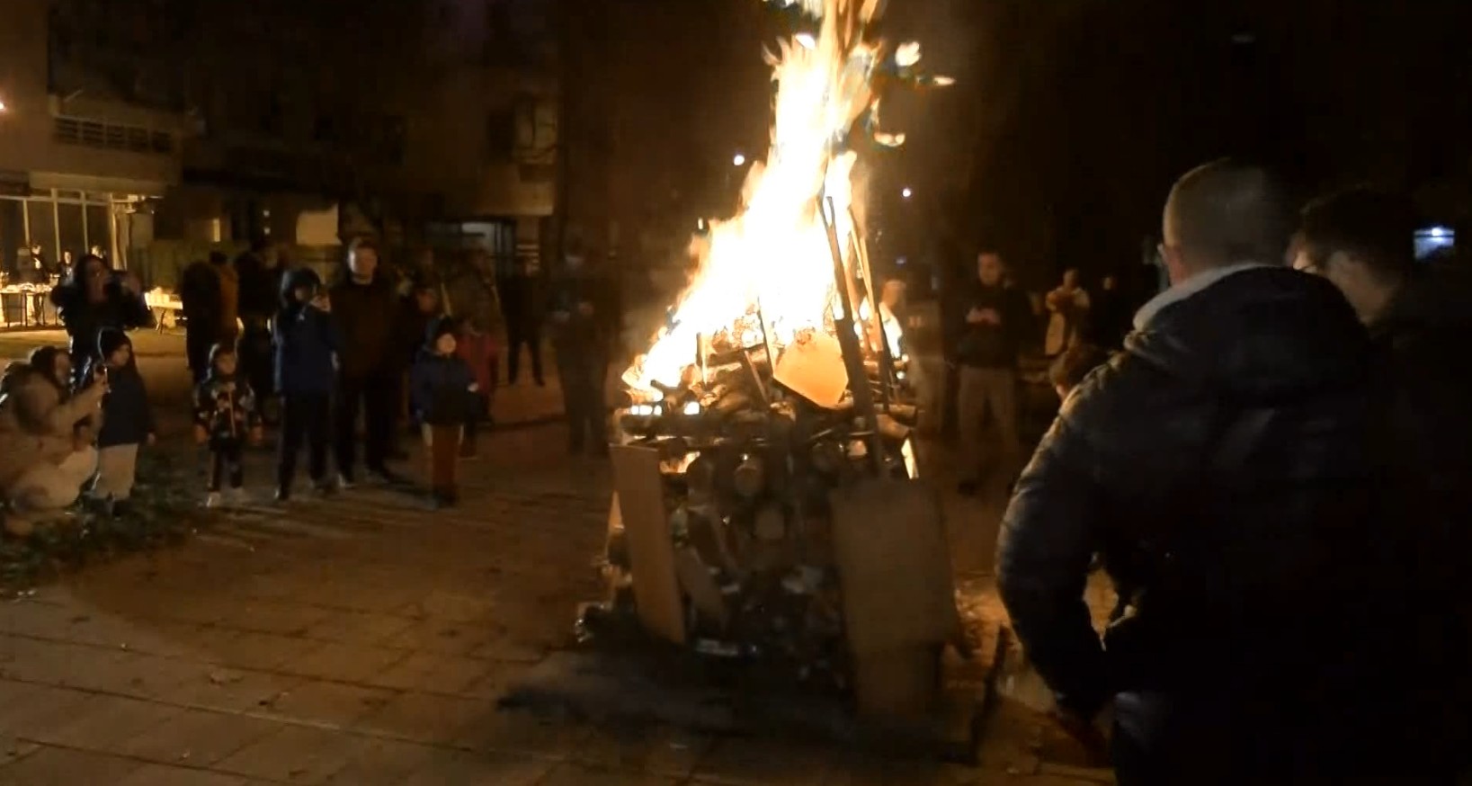 Бадникарски огнови вечерва низ цела држава