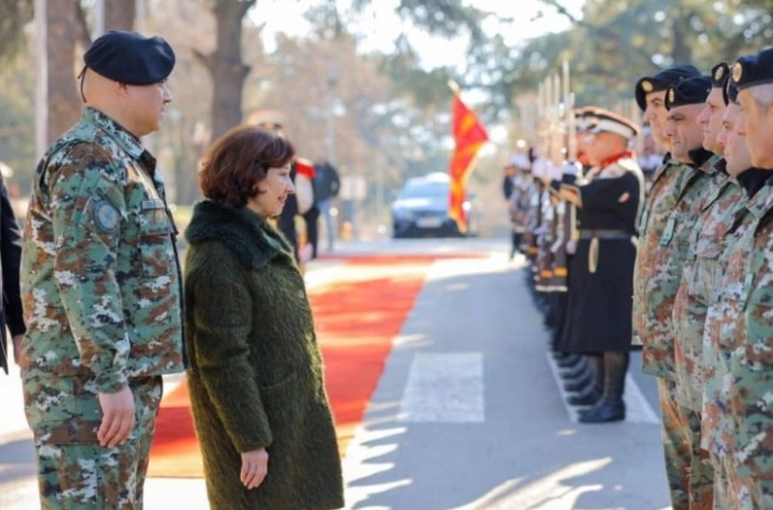 Претседателката Сиљановска‑Давкова на реферирање за борбена готовност на Армијата