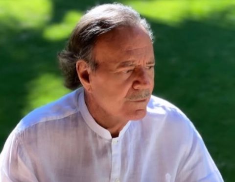 Хулио Иглесијас обвинет за сексуален напад врз две жени: „Ме повика во својата соба и без дозвола ми ги допираше градите“