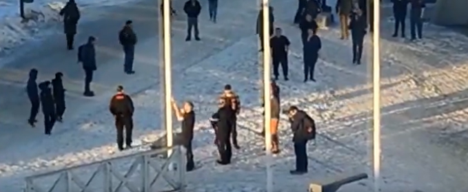 (ВИДЕО) Германски комичар се обиде да го крене американското знаме на културен центар на Гренланд