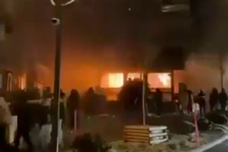 Можна причина за пожарот во Швајцарија се свеќи поставени блиску до дрвен плафон