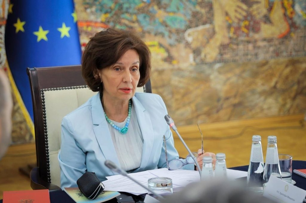 Сиљановска-Давкова: Празникот да ни донесе радост во срцето, светлина во душата и мир во умот