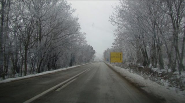 Студеното време и голомразицата предизвикаа сообраќаен хаос на германските патишта