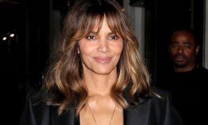 (ФОТО) ЛУЃЕТО СЕ ВО НЕВЕРУВАЊЕ КАКО ИЗГЛЕДА ЗА 60 ГОДИНИ: Длабоко деколте и фризура што ги брише годините од нејзиното лице