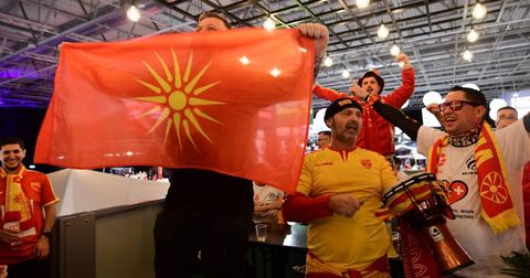 ФОТО: Македонците допатуваа од сите краеви на Европа за поддршка на националниот тим!