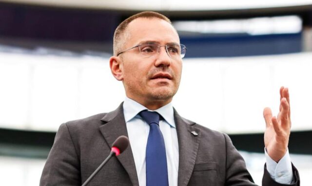 Џамбаски контра Вучиќ: „Дрскиот шумадиец се бори Македонија да не стане дел од ЕУ“