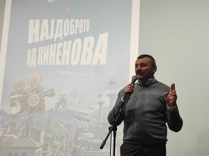 „Најдоброто од Киненова” почна вечерва со проекција на македонскиот филм „Исчезнатиот” во чест на Владимир Самоиловски и српскиот „Помеѓу боговите” на Вук Ршумовиќ, награден за најдобро сценарио и најдобра режија