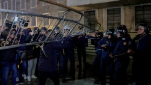 (ВИДЕО) Протест пред владата на Албанија – полицијата ја растера толпата