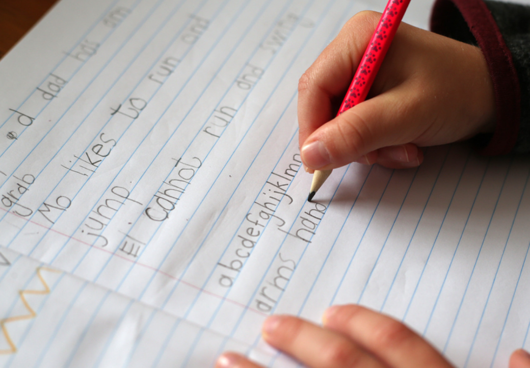Зошто е сè уште важно учениците да пишуваат рачно: Експертите наведоа голем број причини
