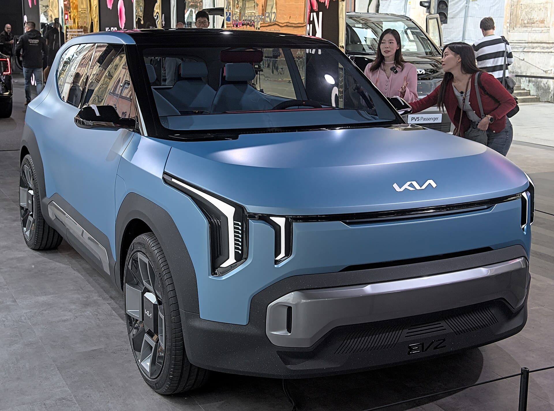 НАЈМАЛИОТ И НАЈКОМПАКТНИОТ Е-АВТОМОБИЛ НА KIA, EV2 ги покажа своите предности на Брисел Мото шоу