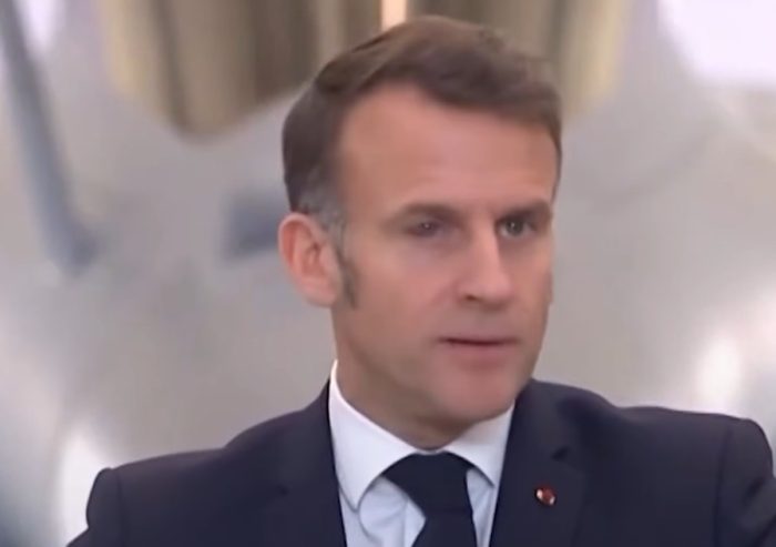 МАКРОН СО КРВАВО ОКО: Претседателот на Франција се појави на церемонија во стратешката воздухопловна база Истрес со крваво десно око